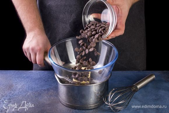 Шоколад растопите с маслом на водяной бане.