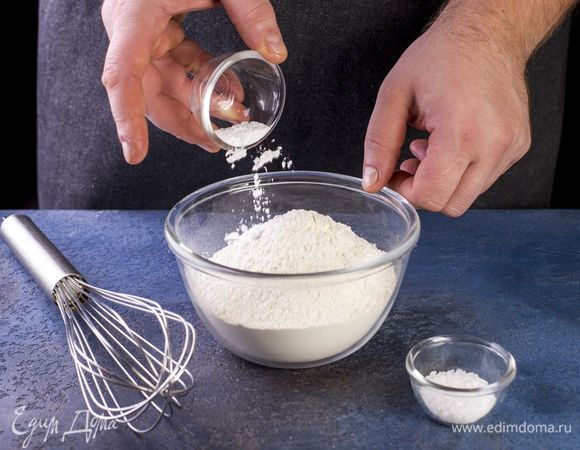 Смешайте муку, соду и разрыхлитель.