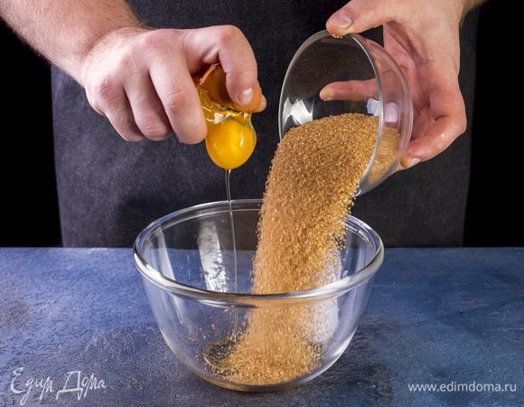 В отдельной миске смешайте яйцо и коричневый сахар.