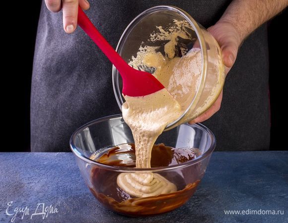 Соедините с шоколадной смесью.