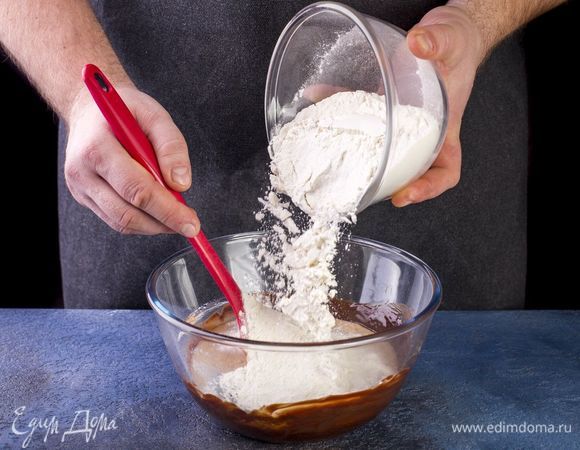 Затем постепенно всыпайте сухие ингредиенты. Замесите пластичное тесто.
