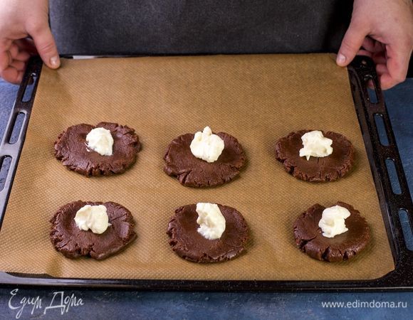 Раскатайте тесто толщиной 0,5 см. Вырежьте кружки и добавьте в середину немного творожной начинки.