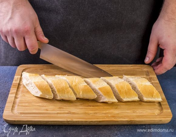 Багет нарежьте на порционные кусочки.