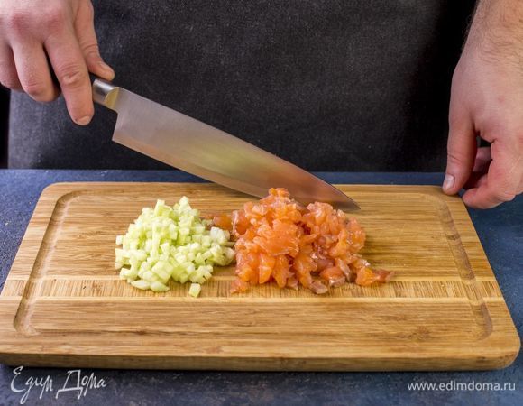 Подкопченную семгу и огурец нарежьте мелким кубиком.