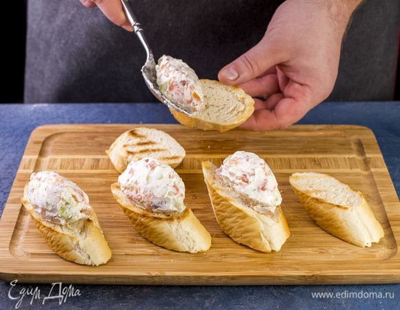 Намажьте багет рыбно-творожной массой.