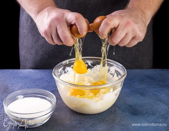 Добавьте сахар, яйца и взбивайте до однородной массы.