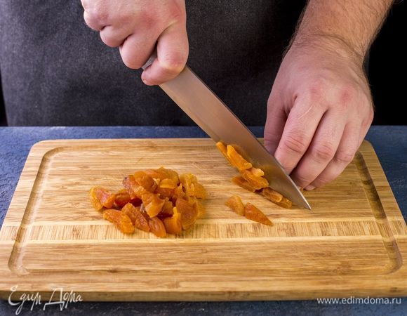 Предварительно замоченные курагу и изюм обсушите. Курагу мелко порубите.