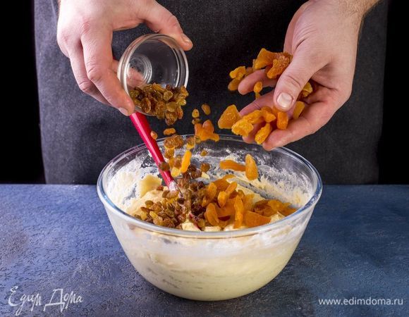 Добавьте сухофрукты в тесто. Перемешайте.