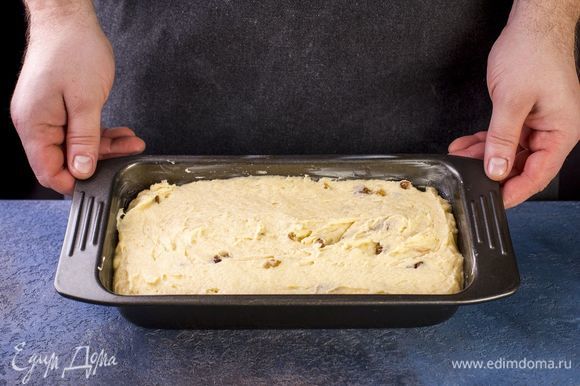 Выложите тесто в форму для кекса, смазанную маслом. Запекайте в духовке при 180°С около часа.