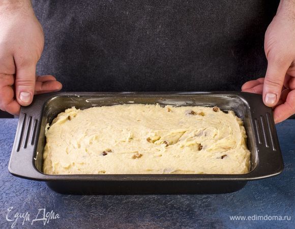 Выложите тесто в форму для кекса, смазанную маслом. Запекайте в духовке при 180°С около часа.