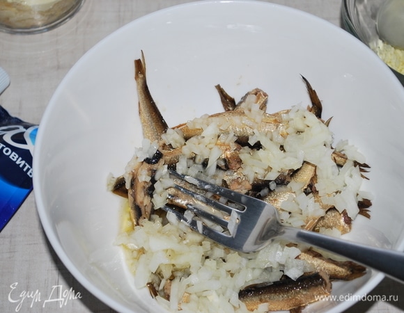 Шпроты разомните вилкой вместе с маслом и перемешайте с репчатым луком. Добавьте мелко нарезанный свежий укроп.