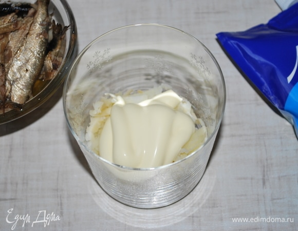 Соберите салат порционно или на одно блюдо. Первый слой — картофель, смажьте его майонезом ТМ «Московский провансаль».