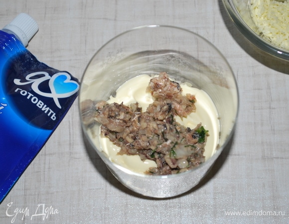 На картофель — слой рыбы с луком. На рыбу — слой моркови, на морковь — слой яичных белков. Каждый слой смажьте майонезом. 