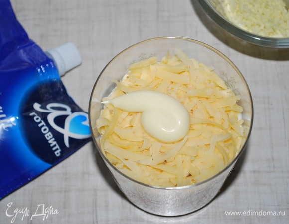 На слой яичных белков — слой сыра и майонез.