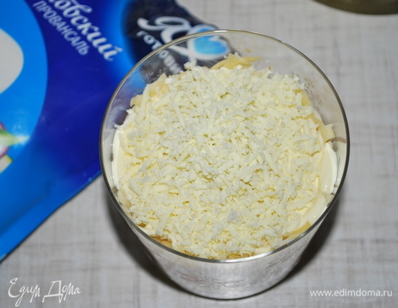 На сыр — слой желтка, натертого на мелкой терке. Украсьте по своему желанию.