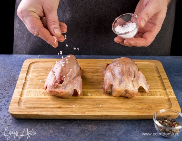 Перепелку натрите солью и перцем.