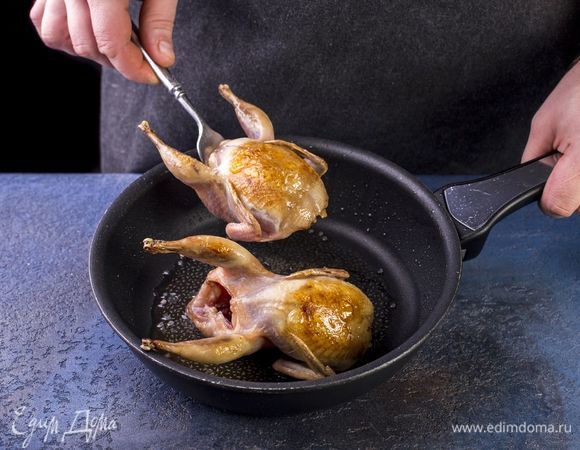 Обжарьте на сковороде в растительном масле до золотистого цвета.