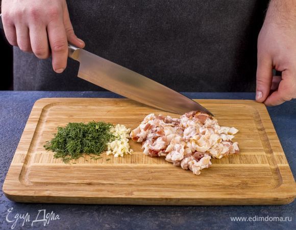 Бекон мелко нарежьте, чеснок и укроп мелко порубите.