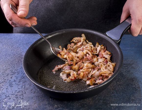 В отдельной сковороде обжарьте бекон.