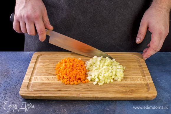 Морковь и сельдерей нарежьте мелким кубиком.
