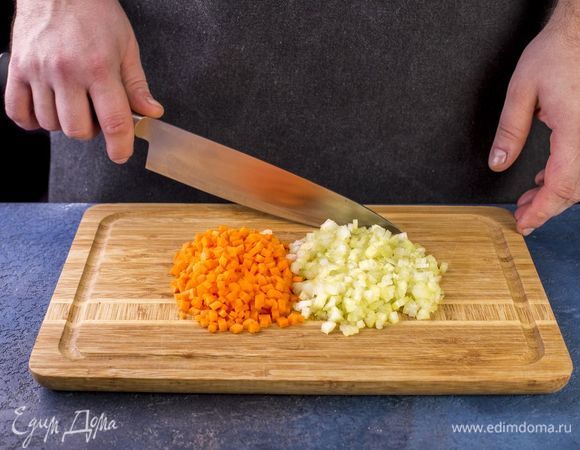 Морковь и сельдерей нарежьте мелким кубиком.