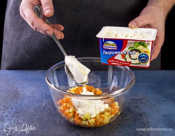 В масле, оставшемся после бекона, обжарьте морковь и сельдерей. В миске смешайте обжаренный бекон, творожный сыр Hochland «Для кулинарии», обжаренные овощи,