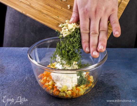 Добавьте укроп и чеснок, перемешайте.