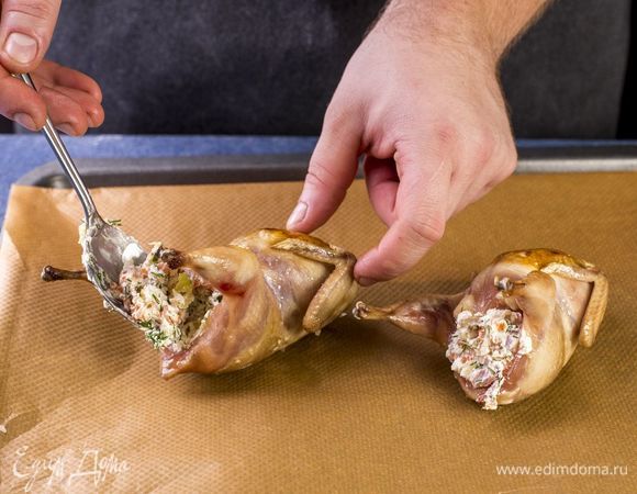 Нафаршируйте перепелок творожной смесью. Выложите птицу на противень, смазанный маслом. Запекайте в разогретой до 190°С духовки 15–20 минут.