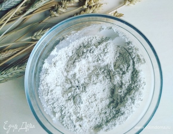 Соединяем сухие ингредиенты (1 ст. муки и сода), перемешиваем.