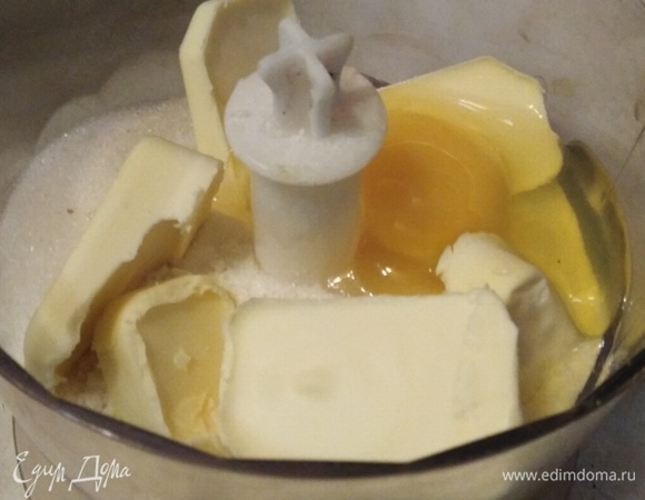 В чашу блендера выложить все ингредиенты для теста.