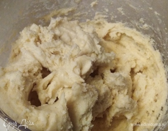 Замесить тесто пульсирующими движениями.