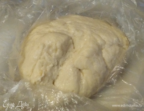 Собрать тесто в пакет. Убрать в холодильник на 30 минут.