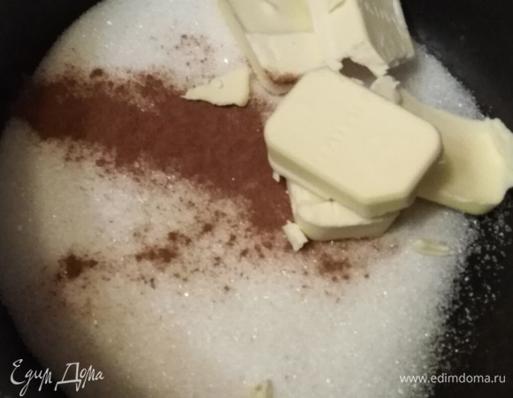 В сковороду всыпать сахар, корицу. Добавить сливочное масло.
