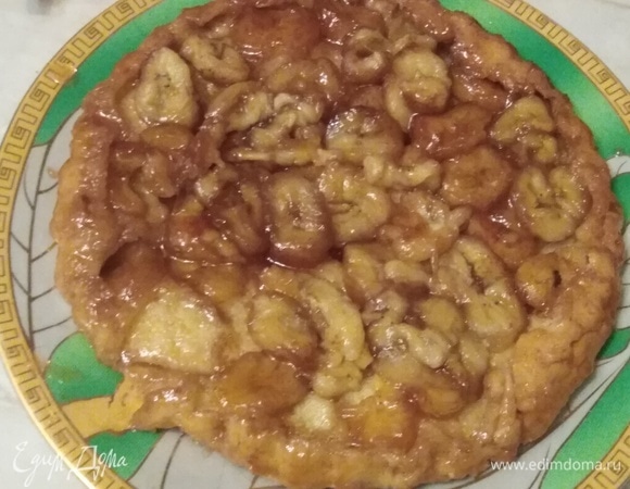 Готовый пирог накрыть тарелкой. Перевернуть. Убрать форму.