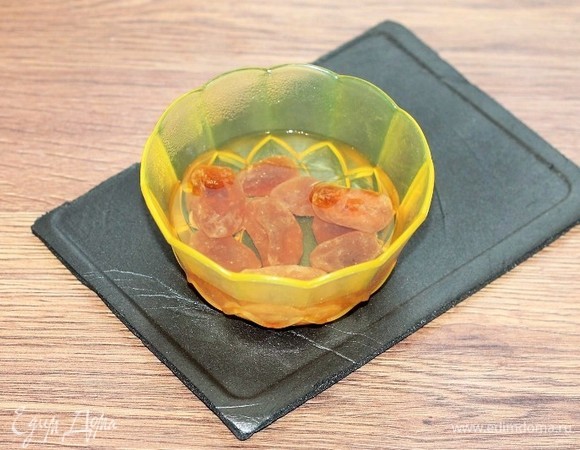 Залить сухофрукты (у меня сушеные мандарины) горячей водой. Когда остынет, воду слить, сухофрукты обсушить бумажным полотенцем. Затем мелко нарезать.