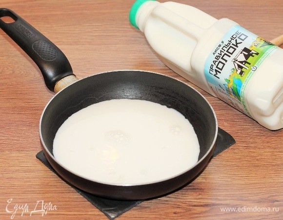 Положить сахар в сковороду и залить молоком. Поставить сковороду на медленный огонь и держать, помешивая, до полного растворения сахара. Довести до кипения и снять с огня, отставить в сторону.