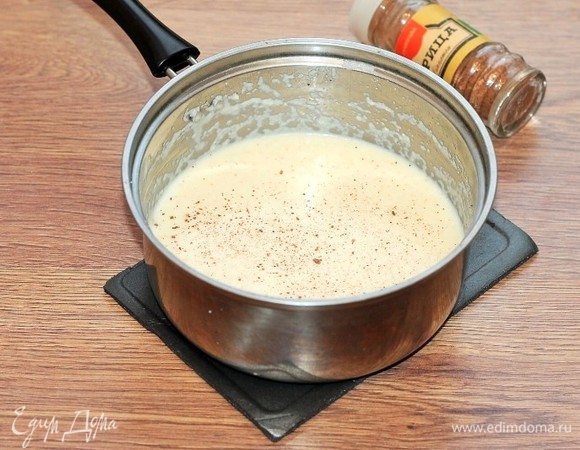Добавить к каше сладкое молоко и щепотку корицы. Подержать на медленном огне минуты 3, помешивая до небольшого загустения.