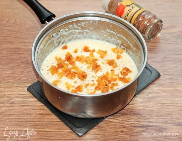 Засыпать измельченные сухофрукты и размешать. Подержать кашу на медленном огне минуты 3, помешивая до готовности.