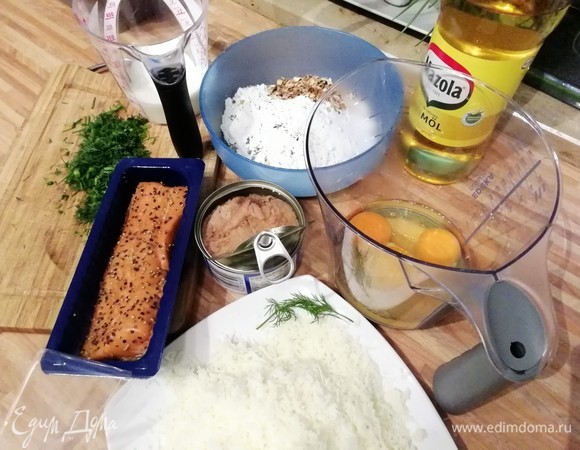 Подготовить все продукты: сыр натереть на тёрке, яйца соединить с сахаром, молоко нагреть до комнатной температуры, нарезать укроп и шнитт-лук.
