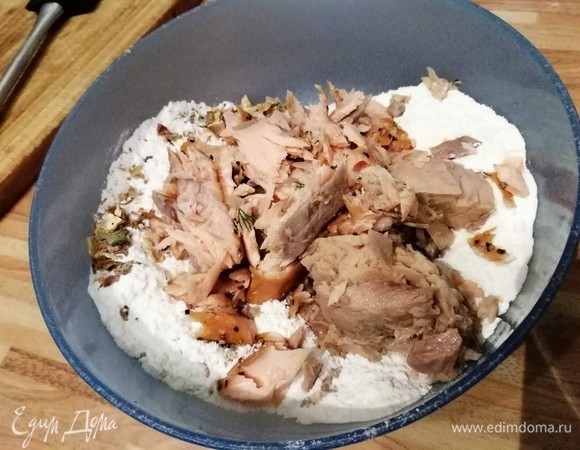 Смешать муку с разрыхлителем и щепоткой соли (соль есть в копченом лососе и сыре, так что осторожно с солью). Разобрать лосось и тунец на небольшие кусочки и соединить с мукой. Аккуратно смешать обе смеси.