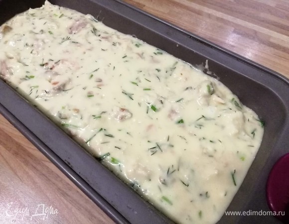 Тесто вылить в форму для запекания. У меня силиконовая. Если у вас обычная форма, то ее необходимо смазать маслом (форма ~18–20 см), выложить тесто, разровнять. Выпекать в предварительно нагретой до 180°C духовке в течение 45–50 минут. Слегка остудить кекс и вынуть из формы.