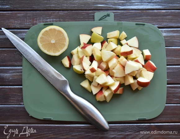 Яблоки, не очищая от кожуры, разрезать на четвертинки и удалить сердцевину с семенами. Затем нарезать их кубиком, размером 1х1 см. Чтобы они не потемнели, сбрызнуть их соком лимона.