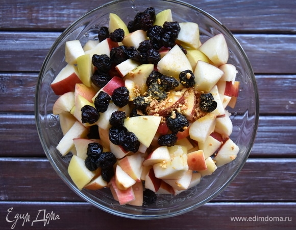 Для начинки соединить яблоки с вяленой вишней, добавить цедру апельсина и перемешать.