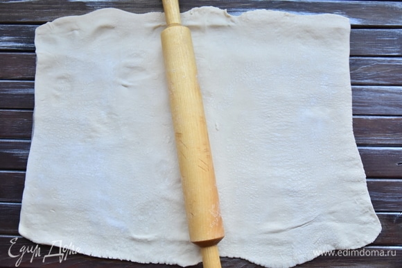 Слоеное тесто разморозить и раскатать в прямоугольный пласт.