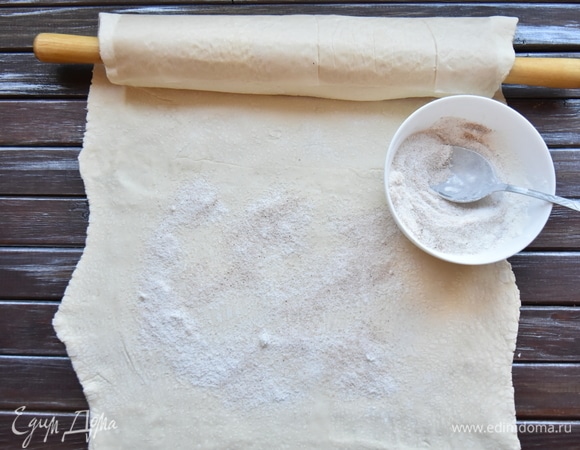 Смешать сахар с кукурузным крахмалом и молотой корицей. Распределить сухую смесь по всему периметру раскатанного теста, оставляя место с одного края.