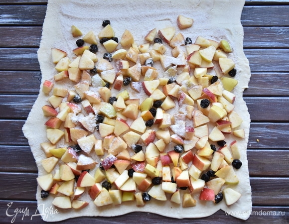 Сверху выложить на тесто яблочную начинку в один слой.