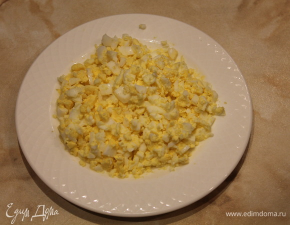 Отвариваем перепелиные яйца примерно 3 минуты после закипания, очищаем и мелко режем.