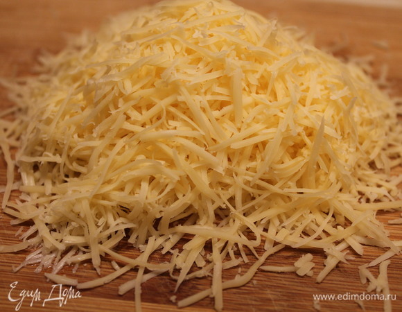 Натираем сыр (желательно в мелкую терку).