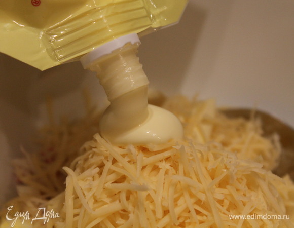Берем одну часть крабовых палочек, добавляем сыр, яйца, чеснок, солим по вкусу, добавляем самый главный ингредиент — оливковый майонез ТМ «МахеевЪ». Перемешиваем. Формируем шарики и обваливаем их во второй части крабовых палочек.