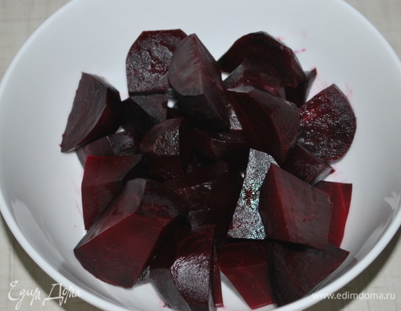 Свеклу я предварительно запекла в духовке в фольге до мягкого состояния при 180°C в течение 40–50 минут.